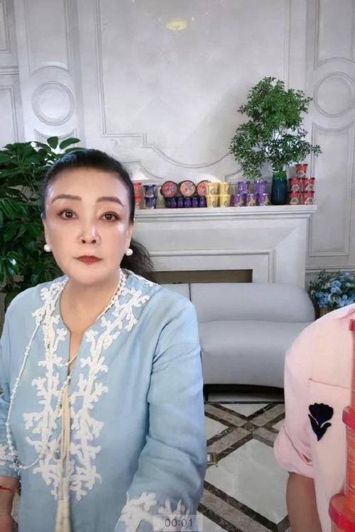 张兰前排吃瓜  第1张