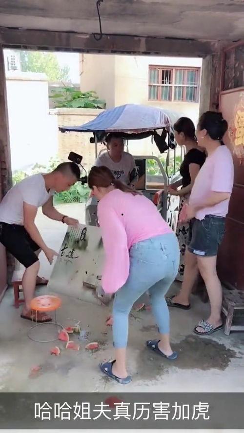 男子阳台吃瓜尴尬,男子尴尬瞬间引热议  第1张