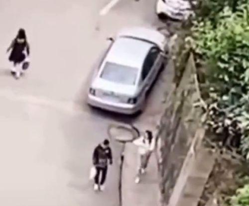 男子阳台吃瓜尴尬,男子尴尬瞬间引热议  第2张