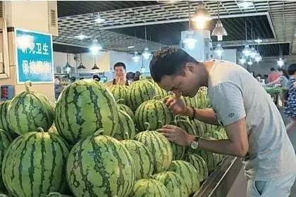 大妈吃不起瓜  第2张