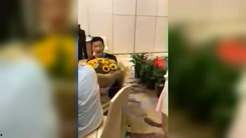 女生车上吃的瓜,女生共享瓜果时光  第1张