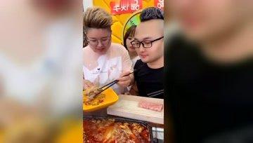 娱乐吃瓜酱打牌  第1张