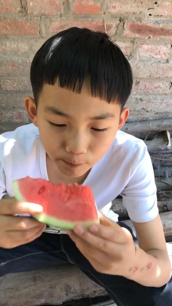 吃瓜少男图片  第2张